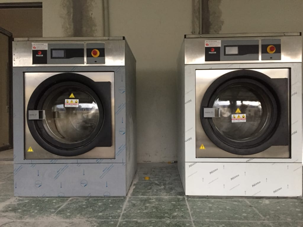 Nên chọn máy giặt công nghiệp lồng ngang hay lồng đứng